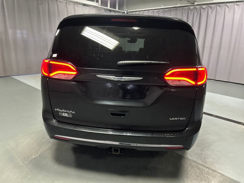 Used 2018 Chrysler Pacifica Limited w/ Tire & Wheel Group image 6