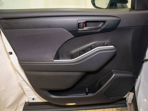 Used 2023 Toyota Highlander L image 12