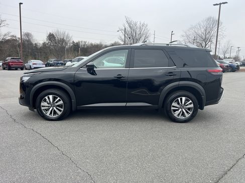 Certified 2025 Nissan Pathfinder SL image 8