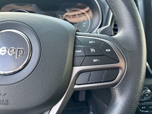 Used 2019 Jeep Cherokee Latitude w/ Popular Appearance Group FWD image 20