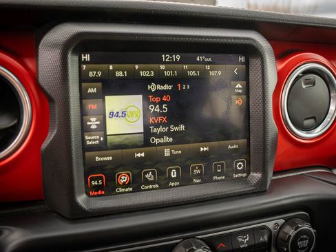 Used 2020 Jeep Gladiator Rubicon w/ Uconnect 4C Nav & Sound Group image 22