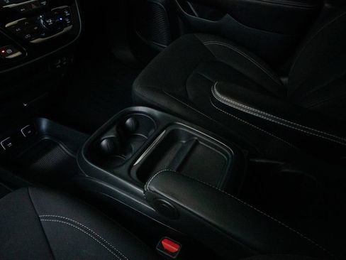 Used 2020 Chrysler Pacifica Touring w/ S Appearance Package FWD image 10