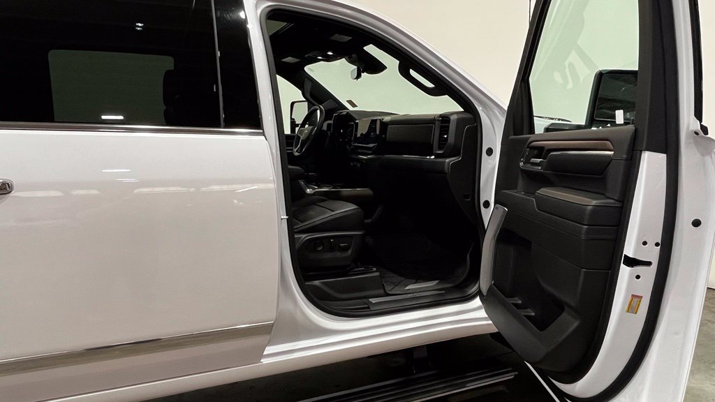 Used 2024 Chevrolet Silverado 3500 High Country w/ High Country Premium Package AWD/4WD image 15
