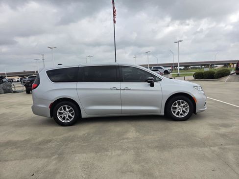 Used 2024 Chrysler Pacifica Touring-L FWD image 6