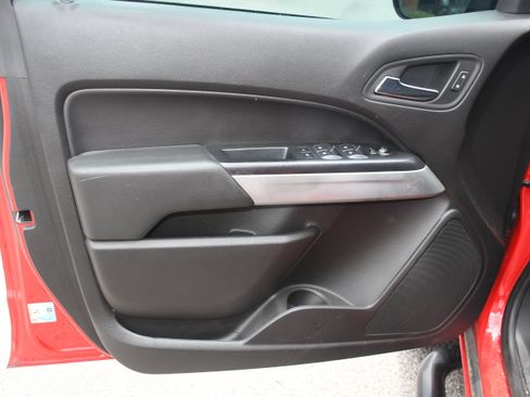 Used 2017 Chevrolet Colorado LT w/ LT Convenience Package RWD image 9