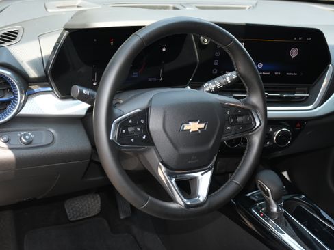 Used 2024 Chevrolet Trax LT w/ Driver Confidence Package image 8