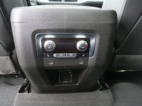 Used 2022 GMC Yukon SLT w/ SLT Premium Package image 13