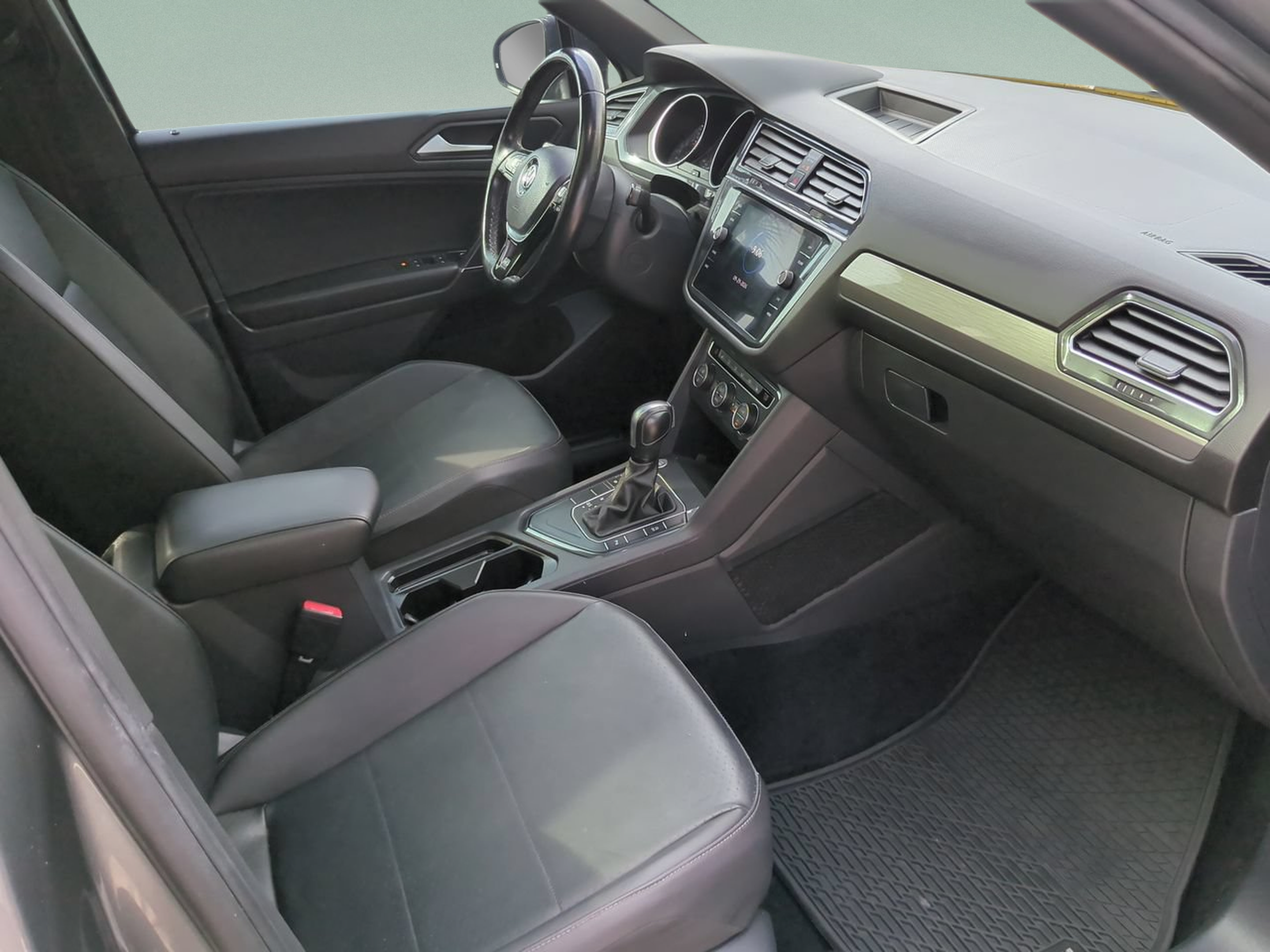 Used 2020 Volkswagen Tiguan SE R-Line FWD image 19