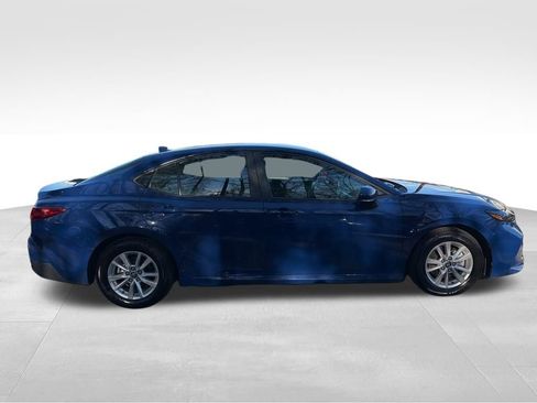 Used 2025 Toyota Camry SE image 6