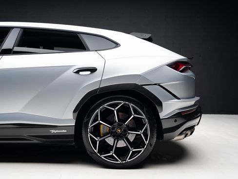 Used 2024 Lamborghini Urus Performante AWD/4WD image 21