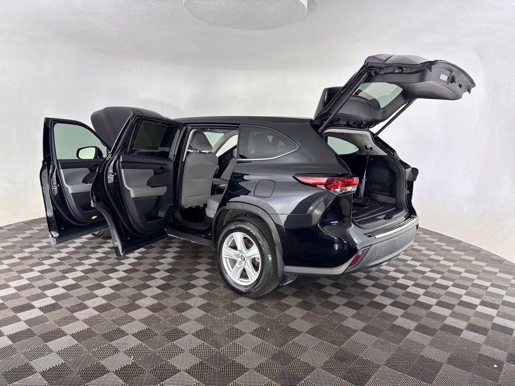 Used 2024 Toyota Highlander LE AWD/4WD image 26
