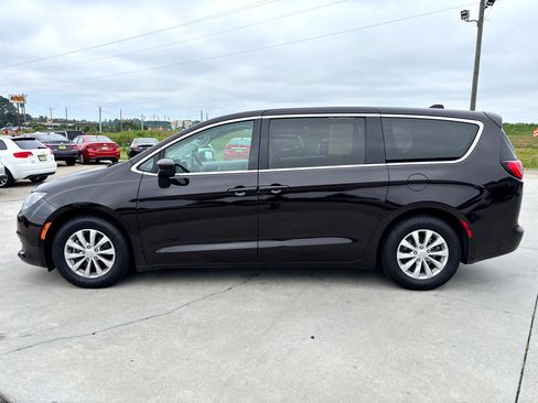 Used 2017 Chrysler Pacifica Touring w/ Tire & Wheel Group image 7