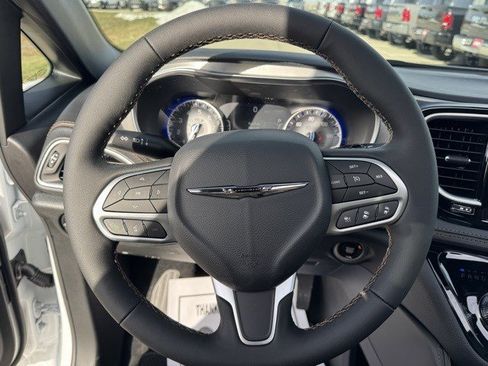 New 2026 Chrysler Pacifica Pinnacle image 18