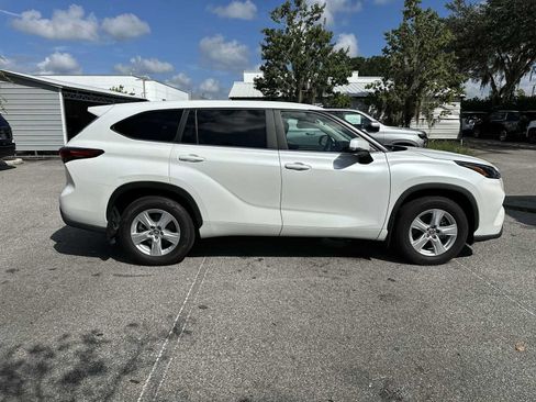 Used 2023 Toyota Highlander LE AWD/4WD image 7