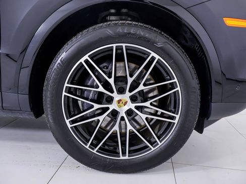 Certified 2024 Porsche Cayenne w/ Premium Package Plus (PFM) image 31