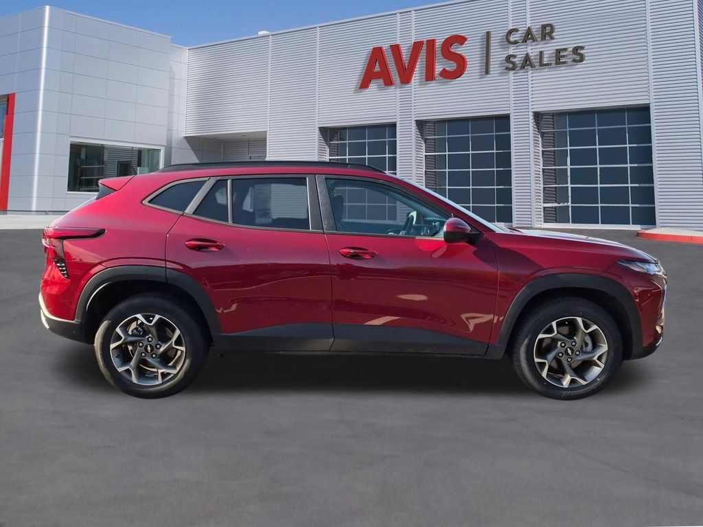 Used 2025 Chevrolet Trax LT w/ LT Convenience Package FWD image 5