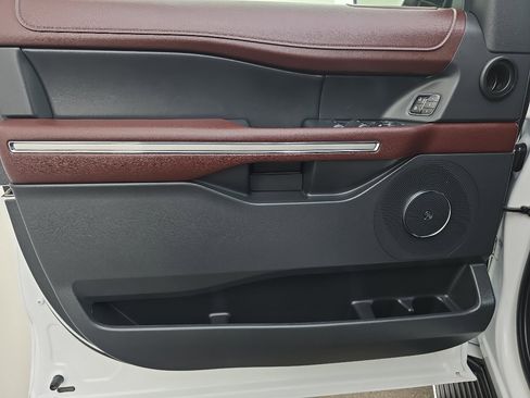 Used 2023 Ford Expedition Limited image 24