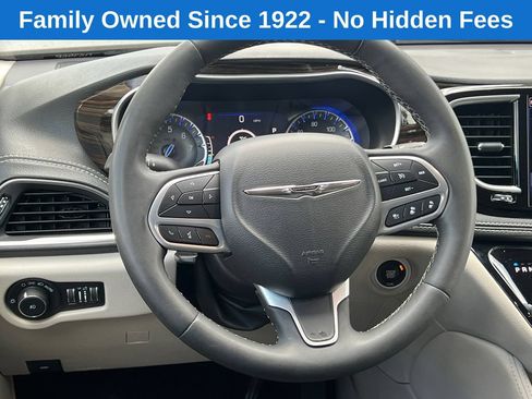 Used 2023 Chrysler Pacifica Limited FWD image 23