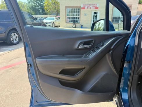 Used 2019 Chevrolet Trax LT w/ LT Convenience Package FWD image 19