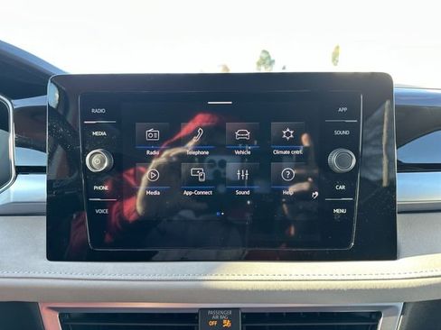 Certified 2025 Volkswagen Taos SE image 25