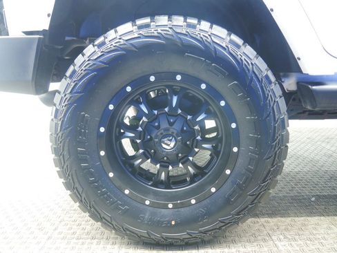 Used 2018 Jeep Wrangler Unlimited Sahara w/ Connectivity Group image 8