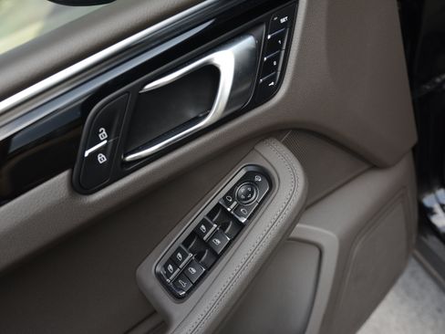 Used 2023 Porsche Macan AWD/4WD image 5