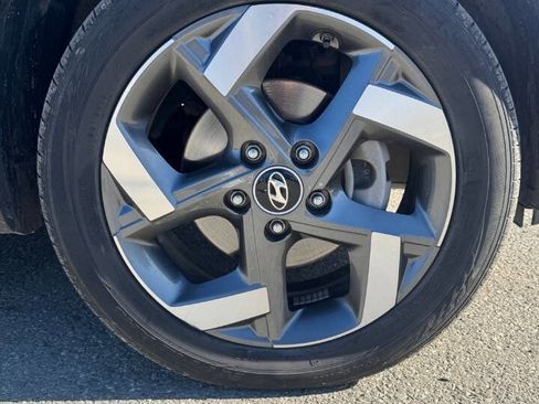 Used 2023 Hyundai Venue SEL image 18