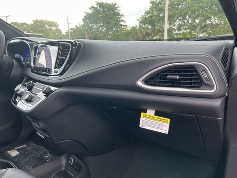 New 2026 Chrysler Pacifica Select image 24