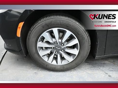 Used 2024 Chrysler Pacifica Limited FWD image 13