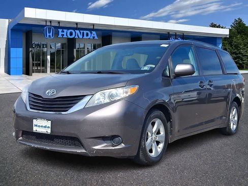 Used 2011 Toyota Sienna LE image 1