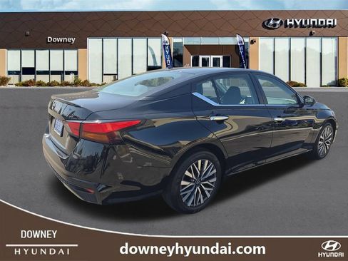 Used 2025 Nissan Altima 2.5 SV FWD image 5