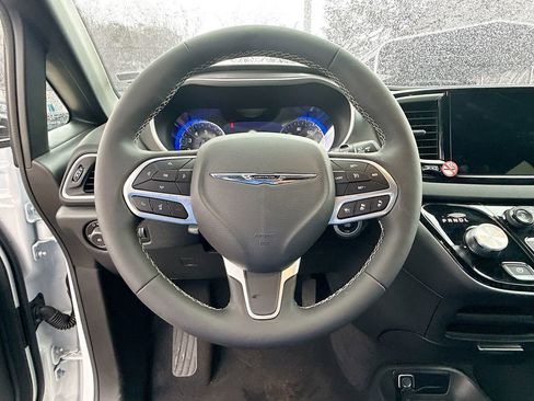 Used 2026 Chrysler Pacifica Select image 12
