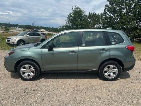 Used 2017 Subaru Forester 2.5i AWD/4WD image 2