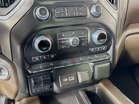 Used 2021 GMC Sierra 1500 Denali w/ Denali Illumination Package AWD/4WD image 15