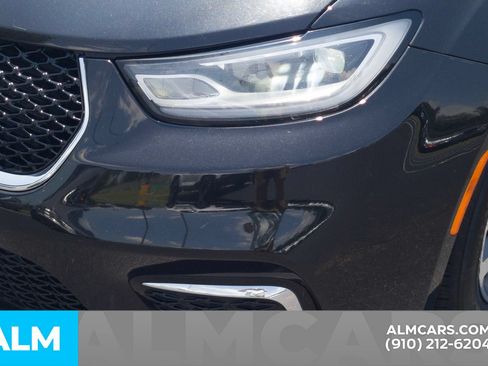 Used 2023 Chrysler Pacifica Touring-L FWD image 12
