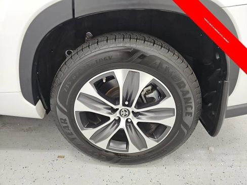 Used 2023 Toyota Highlander XLE AWD/4WD image 10