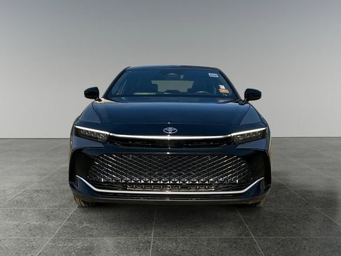 Used 2025 Toyota Crown Platinum image 2