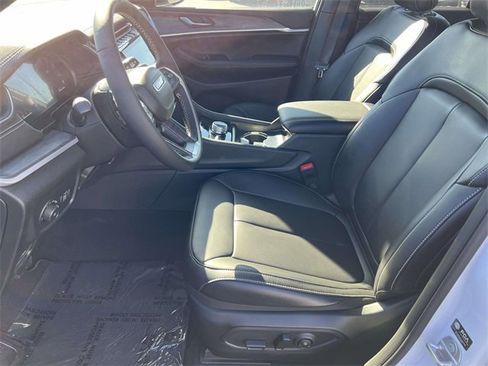 Certified 2025 Jeep Grand Cherokee Limited w/ Black Appearance Package image 24