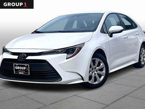 Used 2025 Toyota Corolla LE image 1