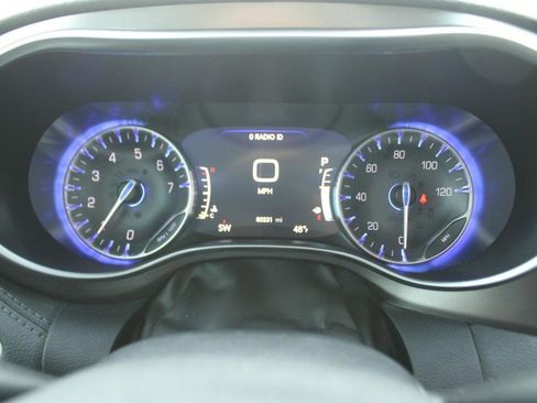 Used 2017 Chrysler Pacifica Limited image 19