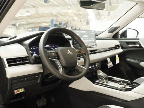 New 2026 Mitsubishi Outlander SE FWD image 5