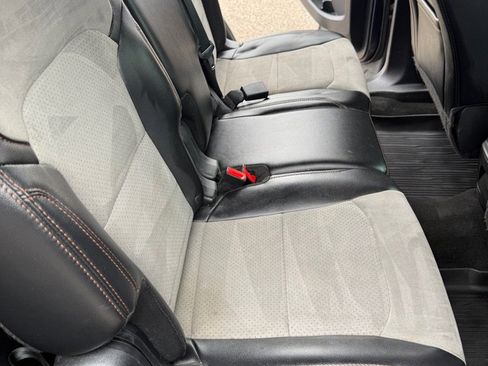 Used 2017 Ford Explorer XLT w/ XLT Appearance Package image 19