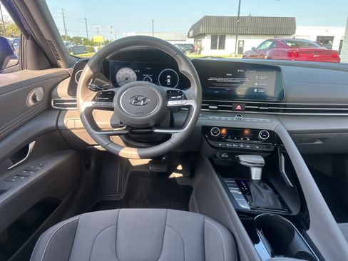 Used 2023 Hyundai Elantra SEL w/ Convenience Package FWD image 15
