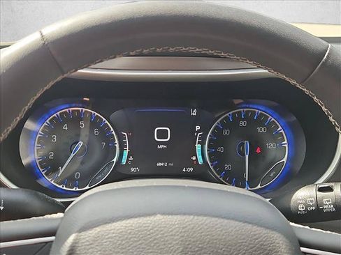 Used 2024 Chrysler Pacifica Touring-L FWD image 11