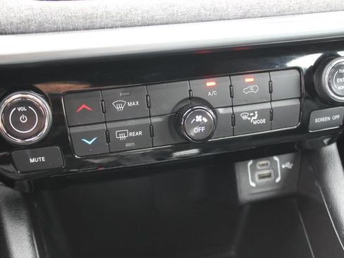 Used 2024 Jeep Compass Latitude AWD/4WD image 8