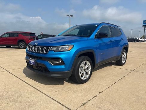 Used 2025 Jeep Compass Latitude AWD/4WD image 5