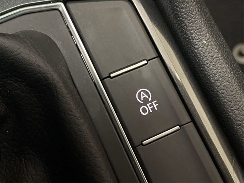 Used 2018 Volkswagen Tiguan SE image 30