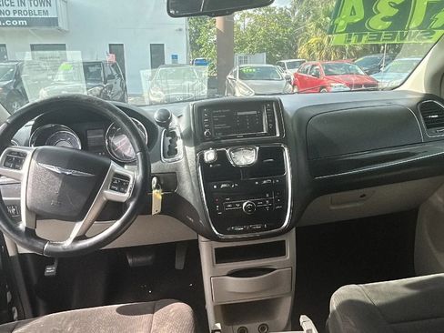 Used 2014 Chrysler Town & Country Touring FWD image 11