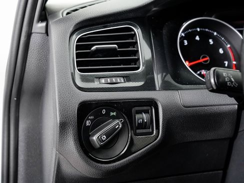 Used 2017 Volkswagen Golf S image 9