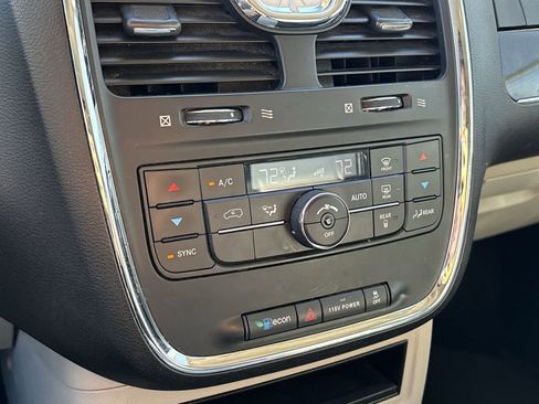 Used 2016 Chrysler Town & Country Touring image 16